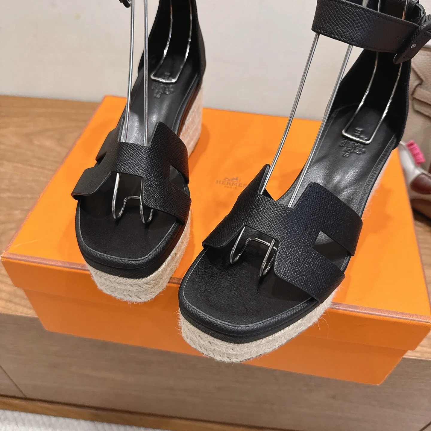 👟👟Ex-factory price 720👟👟 Hermes... a Eclair 2025 new color + popular series, the version is super positive, with a certain thickness, which makes the legs longer! Breathable, comfortable calfskin, spring and summer color matching, this item is both beautiful and comfortable! Channel supply code size: 35-39 can be ordered as 40.41 with airplane box ➕20